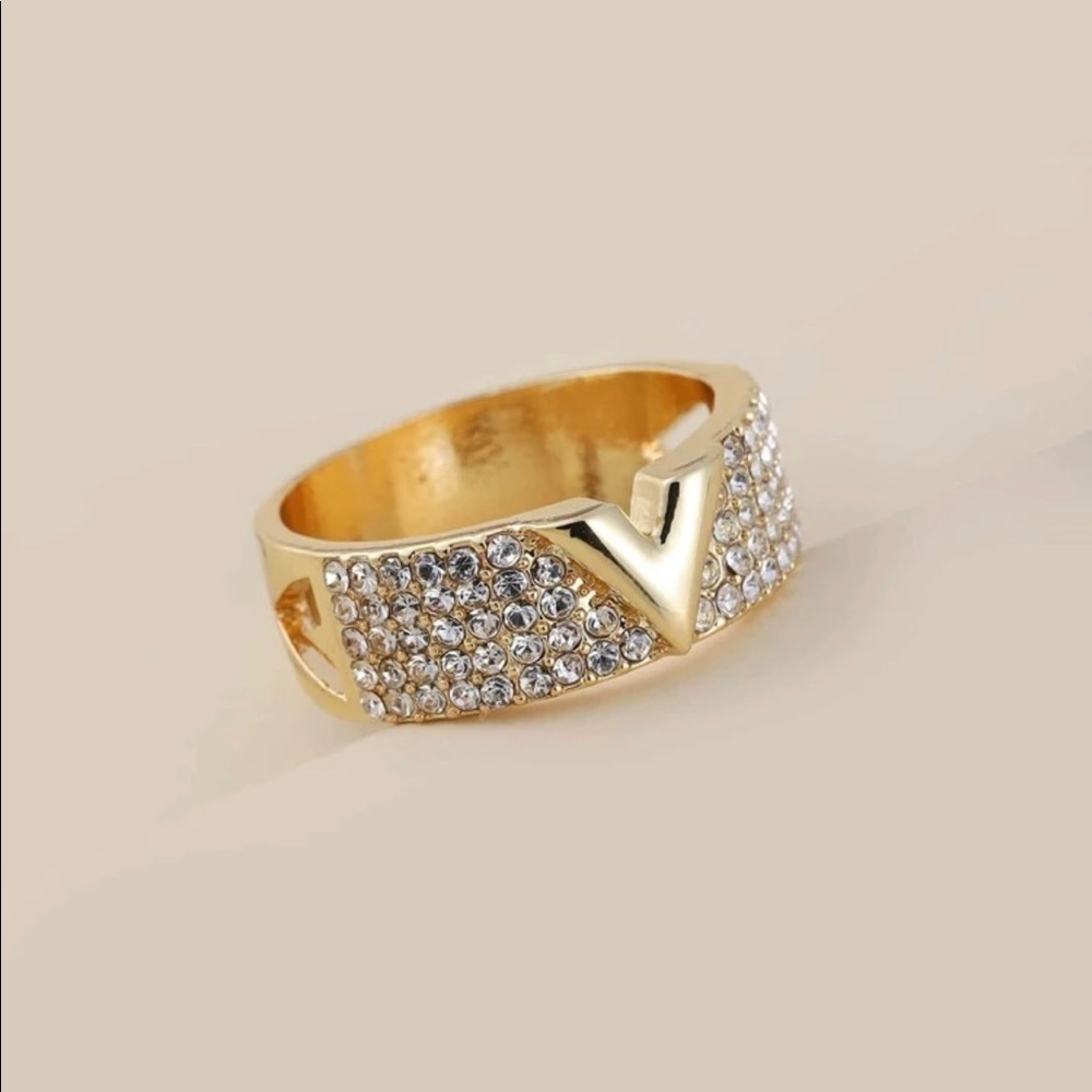 Luxury Gold V Rhinestone Band Ring